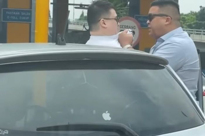 Tangkapan layar video pengemudi Mitsubishi Pajero Sport cekcok dengan pengendara Toyota Yaris di Gerbang Tol Tomang, Jakarta Barat.