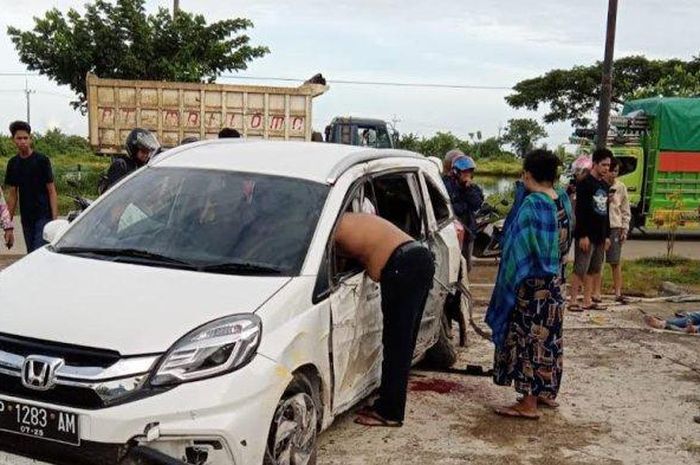 Kondisi Honda Mobilio yang sabet rumah makan di Tanete Rilau, Barru, Sulawesi Selatan membuat istri dan satu anak tewas, serta dua anak lainnya luka berat