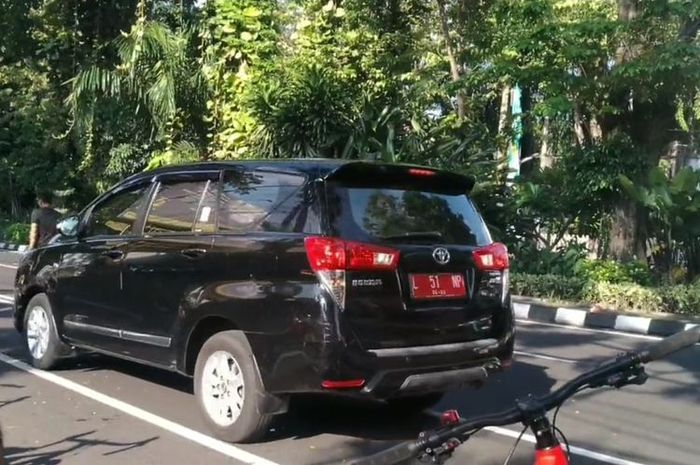 Toyota Kijang Innova pelat merah milik pejabat Pemkot Surabaya yang nekat terobos CFD di Jalan Darmo.