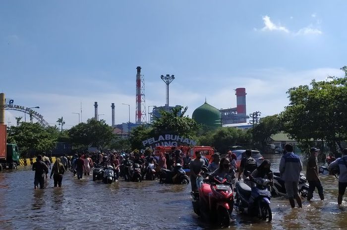 Karyawan mulai mengambil kendaraan yang terjebak di Pelabuhan Tanjung Emas Semarang. Selasa (24/5/2022) 