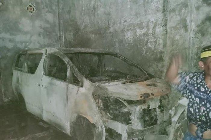 Toyota Alphard hangus jadi bangkai akibat kebakaran showroom motor dan mobil bekas, UD Sumar Jaya Motor di Tallo, kota Makassar, Sulawesi Selatan