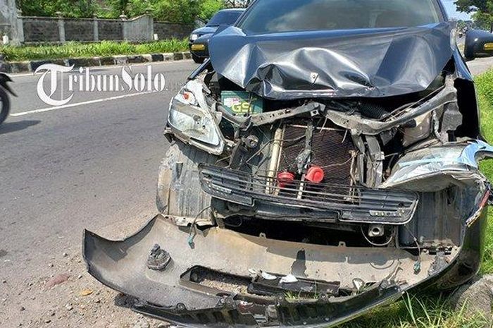 Panel bodi depan Toyota Avanza hitam nopol AD 9206 EM porak-poranda di depan SPBU Bulakrejo, Sukoharjo, Jawa Tengah akibat tabrakan beruntun