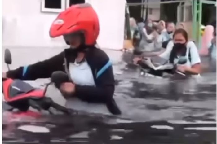 Tangkapan layar video banjir di Semarang setinggi batok motor