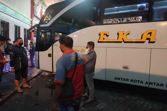 Salah satu penumpang bus PO EKA meninggal di dalam kabin saat dibangunin di rumah makan Duta 1 Ngawi, Jawa Timur