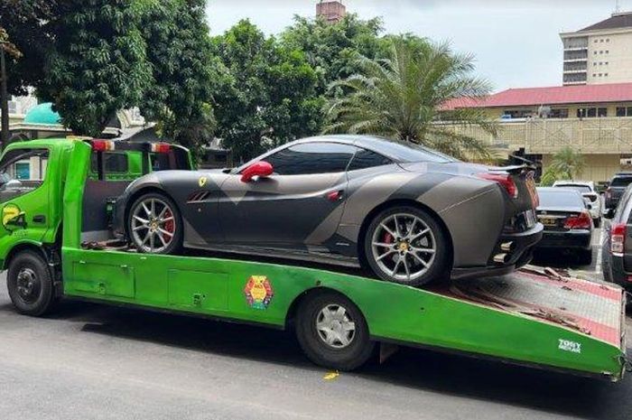 penampakan Ferrari California Indra Kenz yang disita Bareskrim Polri dari bengkel milik ayah pacarnya di Medan, Minggu (22/5/2022).