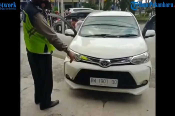 Pelat nomor putih yang dicetak seblum penerapan bulan Juni 2022