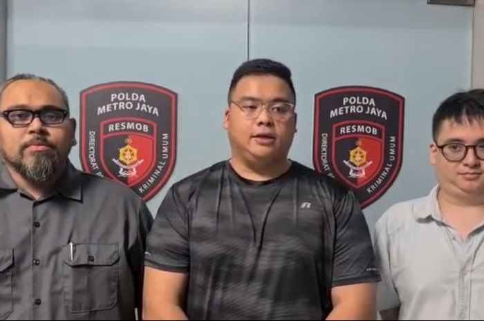 Video permintaan maaf sopir arogan Mitsubishi Pajero Sport bersama pengemudi Toyota Yaris di ruang Resmob Polda Metro Jaya, (23/5/22)