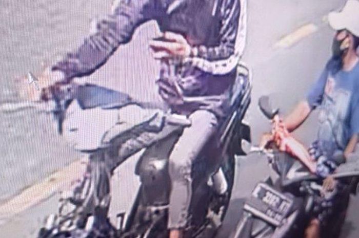 Tangkapan layar rekaman CCTV aksi 2 pelaku pencurian di Jalan Tambak Osowilangun No 33, Benowo, Surabaya, pada Minggu (22/5/2022) siang 