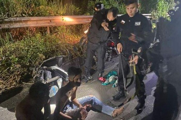 Tiga orang pemuda yang diamankan anggota kepolisian lantaran membuat rusuh dengan berkeliling sambil mengacungkan senjata api, Selasa (24/5/2022) dini hari. 
