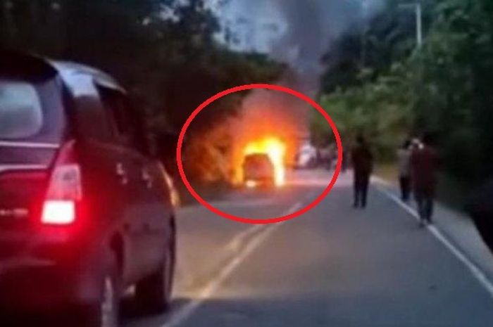 Dalam lingkaran merah, Daihatsu Xenia nopol KT 1854 CN terbakar di jalan raya Tenggarong-Kota Bangun, Kutai Kartanegara, Kalimantan Timur