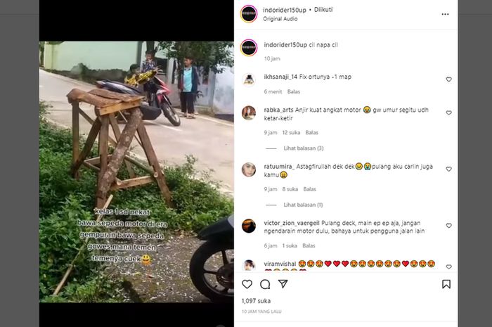 Video viral di media sosial memperlihatkan bocah yang sedang berusaha mendirikan sepeda motor yang terjatuh di tengah jalan. (Tangkapan layar Instagram @indorider150up) 