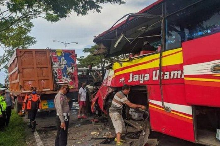 Bodi depan sampai sisi kiri bus PT Jaya Utama Indo hancur terpotong usai sabet dump truck di jalan Lingkar Selatan kota Pati, Jawa Tengah