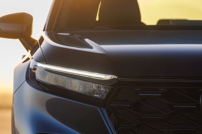 Teaser mobil baru Honda CR-V generasi terbaru.