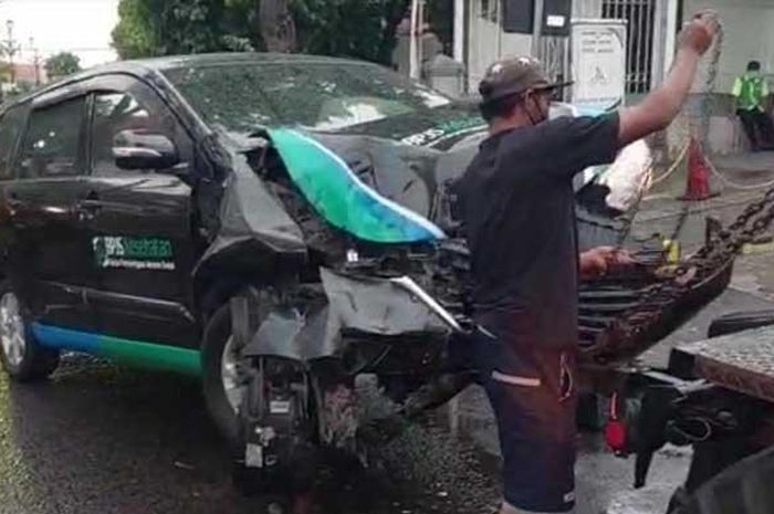 Kondisi Toyota Avanza milik BPJS Kesehatan usai terjang pengendara Honda BeAT di depan stasiun Madiun, Jawa Timur