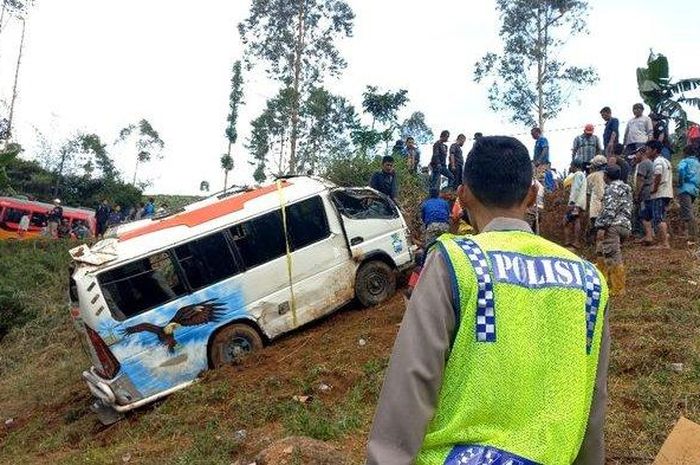 Isuzu Elf terjun ke jurang sedalam 20 meter di Banjarwangi, kabupaten Garut, Jawa Barat