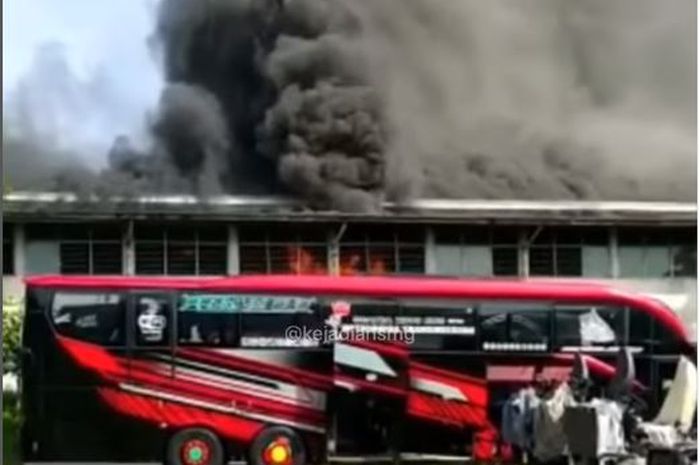 Kebakaran di salah satu pabrik Karoseri Laksana di Bergas, kabupaten Semarang, Jawa Tengah