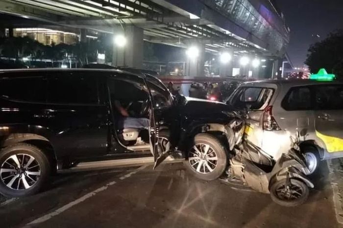 Kondisi usai Mitsubishi Pajero Sport hajar tujuh motor dan sebuah taksi di Jl MT Haryono,Pancoran, Jakarta Selatan sebabkan dua nyawa tewas