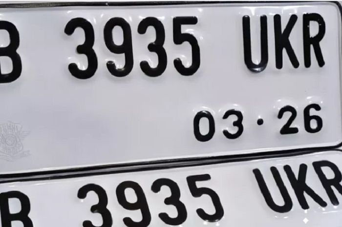 Pelat nomor warna putih belum resmi diterapkan, polisi akan tilang motor atau kendaraan yang nekat pakai pelat putih.