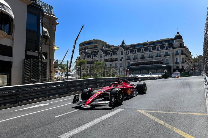 Charles Leclerc memimpin FP1 F1 Monako 2022