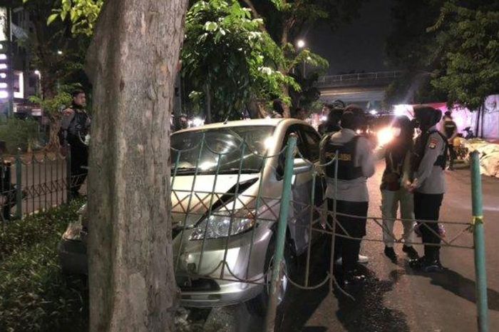 Honda City dikerumuni Polwan karena tabrak pagar besi dan pohon di Pulogadung, Jakarta Timur