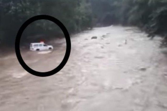 Detik-detik Ambulans Bawa Jenazah Nekat Sebrangi Sungai Berarus Deras, Keluarga Menangis Histeris 