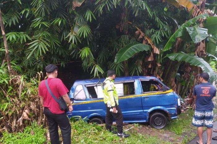 Polisi saat olah TKP di lokasi kejadian kecelakaan maut di Citepus, Sukabumi.