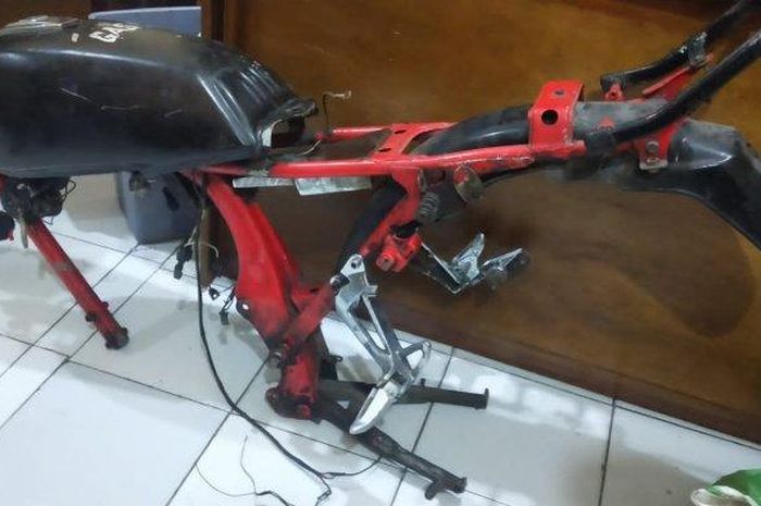 Sasis dan tangki bahan bakar Honda GL Pro yang berhasil diamankan petugas.