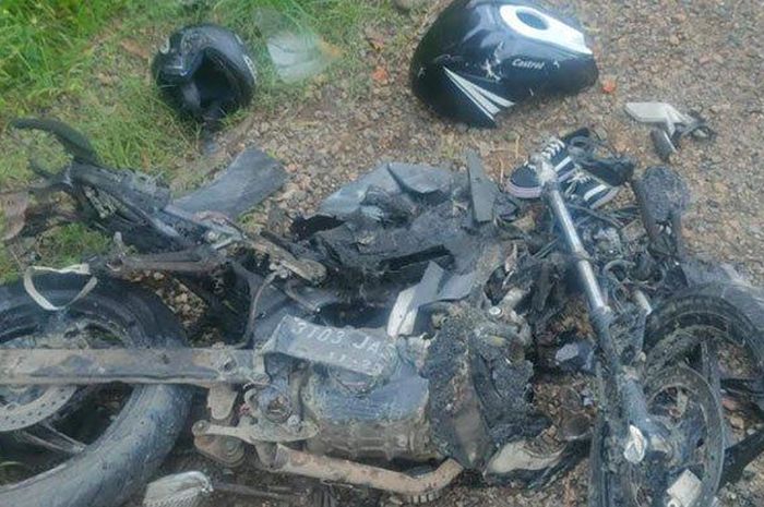 Kondisi Honda CBR150R meleleh karena terbakar usai dilindas dan diseret truk tangki di Palang, Tuban, Jawa Timur