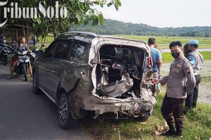 Kondisi Suzuki XL7 yang usai tertabrak Kereta Api Argo Wilis jurusan Bandung-Surabaya di perlintasan kereta tanpa palang pintu di Dukuh Jontakan, Desa Taji, Kecamatan Prambanan, Kabupaten Klaten, Jumat (27/5/2022).