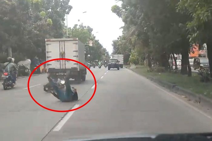 Meski guling-guling di jalan raya, pengendara Yamaha V-Ixion ini malah dapat bajir pujian dari netizen.