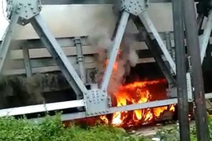 Kobaran api yang keluar dari kolong Jembatan Ngujang 1 Kabupaten Tulungagung sebelah selatan, Jumat (28/5/2022).  