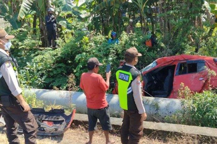 Daihatsu Ayla remuk usai diterjang kereta api barang