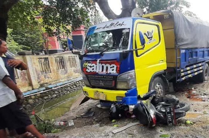 Kondisi dump truck yang melindas dua motor, mengakibatkan seorang nenek tewas dan dua luka, Jumat (27/5/2022). 