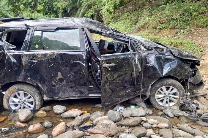 Kijang Innova pelat dinas babak belur di dasar jurang