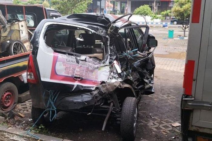 Suzuki Karimun ditabrak truk dari belakang usai bingung saat pilih jalur keluar tol