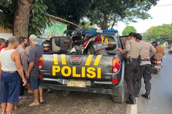 Satu unit Honda BeAT diangkut mobil patroli Polres Probolinggo di Jalan Raya Pantura, pada Sabtu (28/05/2022).