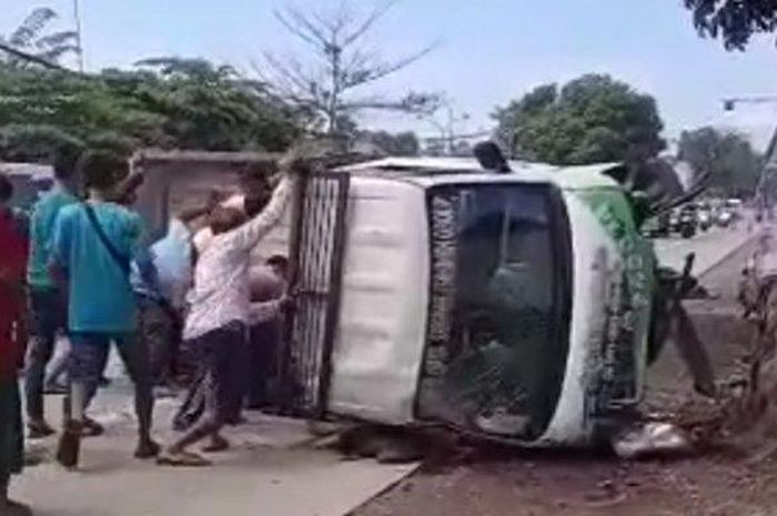 Kecelakaan maut antara dua pikap dan satu motor di Jalan Raya Paiton, Desa Sumberrejo Kecamatan Paiton, Kabupaten Probolinggo. Akibatnya, dua orang tewas dan satu kritis, Sabtu (28/5/2022).  