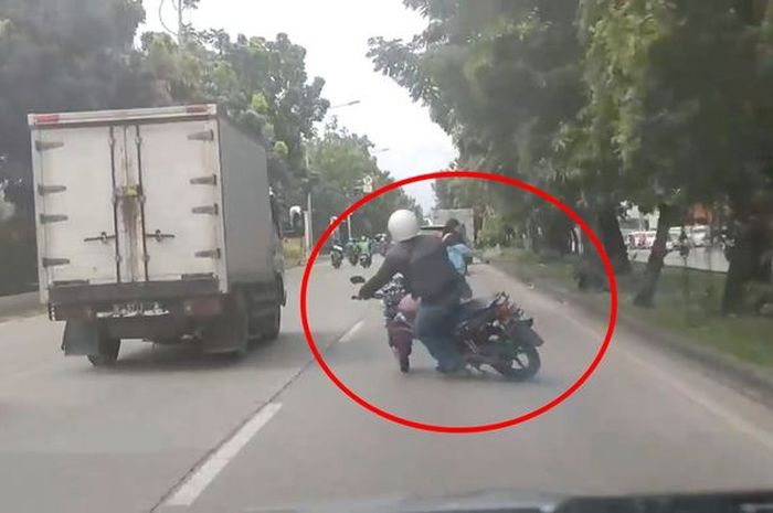 Detik-detik pengendara Yamaha V-Ixion terjatuh karena mau menghindari pejalan kaku yang menyeberang.