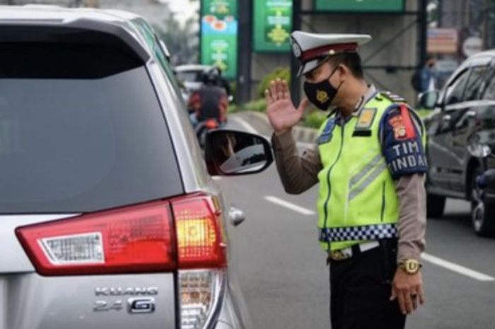 Ilustrasi. Polisi ternyata sah-sah saja menilang pengendara yang ketahuan belum bayar pajak tahunan kendaraannya lo.