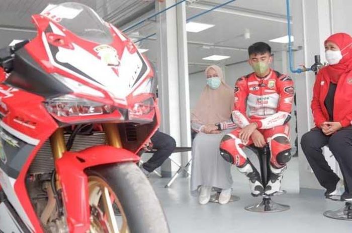 Gubernur Jawa Timur, Khofifah Indar Parawansa bersama pebalap Moto3 asal Magetan, Jawa Timur, Mario Suryo Aji atau Mario Aji, 2022. 