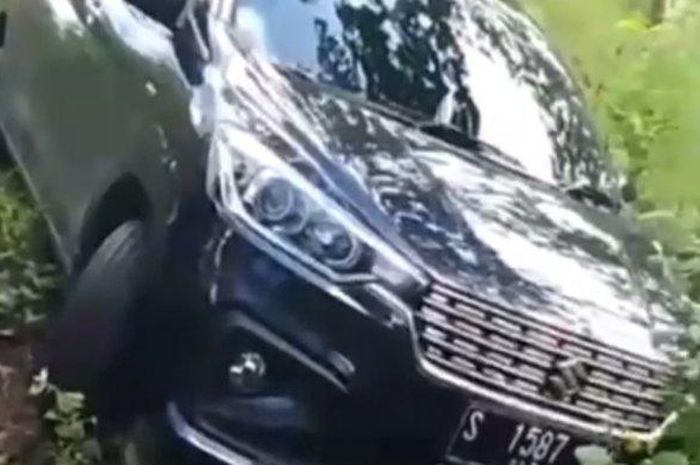 Suzuki Ertiga nyasar di tengah hutan