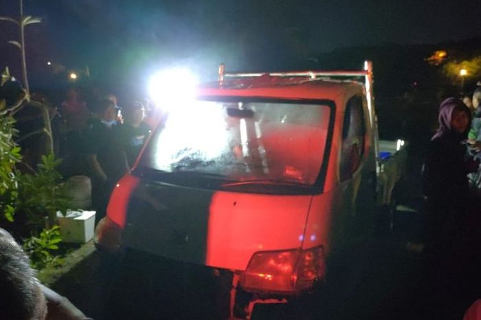 Daihatsu Gran Max tercebur ke embung