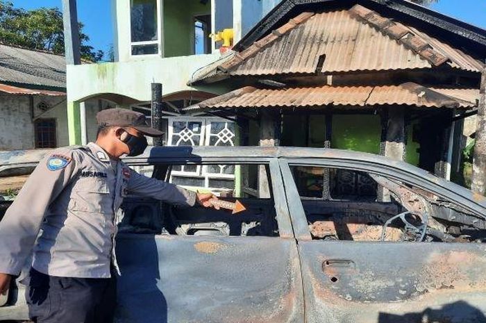 Toyota Avanza terbakar hingga menyambar teras rumah warga di dusun II, Cinta Kasih, Belimbing, Muara Enim, Sumatera Selatan