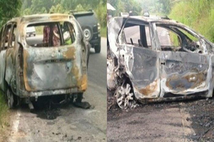 Toyota Avanza dan Honda Brio terbakar hingga sisa rangka setelah keduanya terlibat tabrakan di jalan raya Prabumulih-Muara Enim, desa Tebat Agung, Rambang Niru, Muara Enim, Sumatera Selatan
