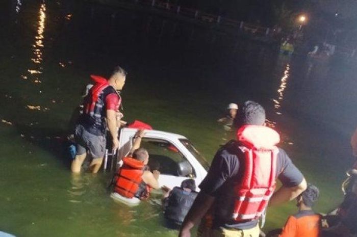 Relawan dan Tim SAR Gabungan mengevakuasi mobil yang terjun ke dalam Embung Baturetno 