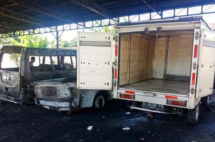 Toyota Hilux, Isuzu Elf jadi rongsokan, bodi kiri Mitsubishi L300 melebuh disambar api di garasi sebuah koperasi di Pati, Jawa Tengah