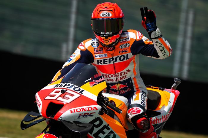 Kondisi fisik kian membaik, kini muncul gosip kalau Marc Marquez akan kembali balapan di MotoGP San Marino 2022 (2-4/9). 