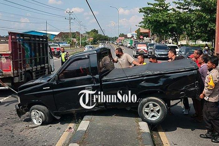 Isuzu Panther remuk tabrak tiang PJU saat coba hindari pengendara Honda Astrea Grand asal menyeberang jalan di Banyudono, Boyolali
