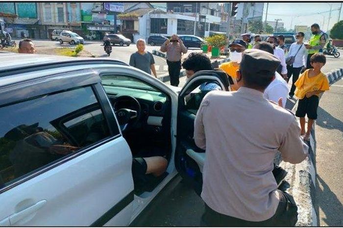 Proses evakuasi pengemudi Toyota Rush yang ditemukan meninggal di dalam kabin di lampu merah Patal, Palembang, Sumatera Selatan