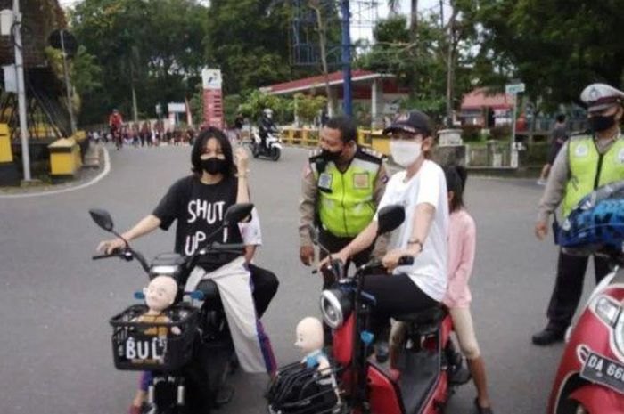 Para pengendara motor listrik di Banjarmasin yang tak pakai perlengkapan berkendara kena tegur polisi, Minggu (29/05/2022).